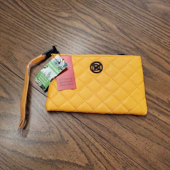 BNWT Badgley Mischka Studio Diamond Quilted Clutch Yellow w/ Black Hardware - Picture 1 of 7